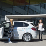 Das Fahrzeug wird mittels der neuen DriveNow-Funktion Handshake an die nächste Kundin übergeben.