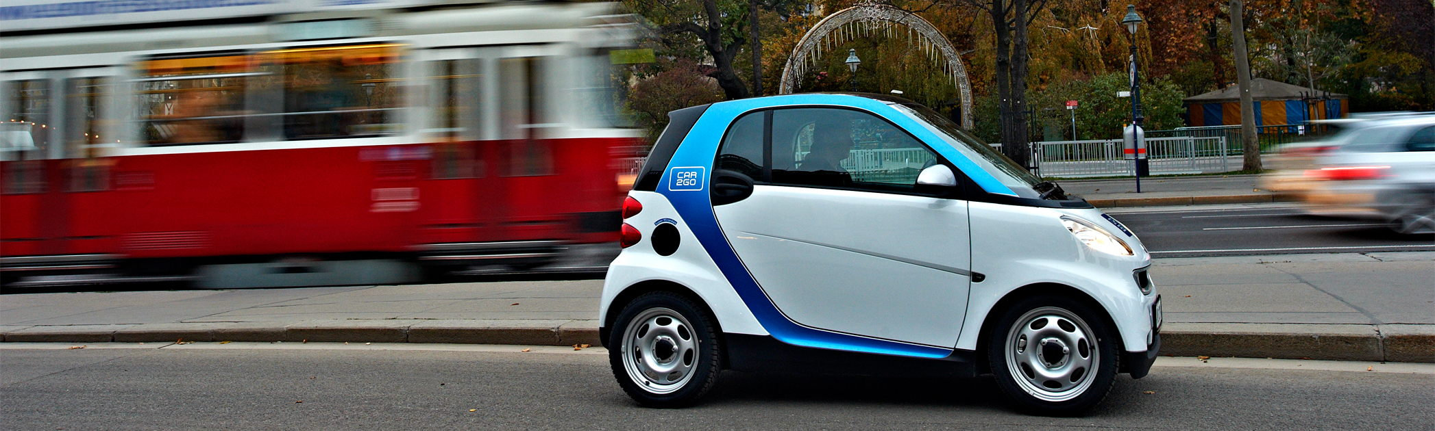 Car2go Smart fortwo vor einer Wiener Straßenbahn