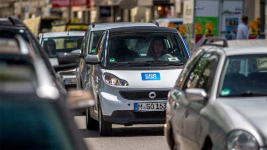 Ein Smart fortwo der Firma car2go steht im Verkehr