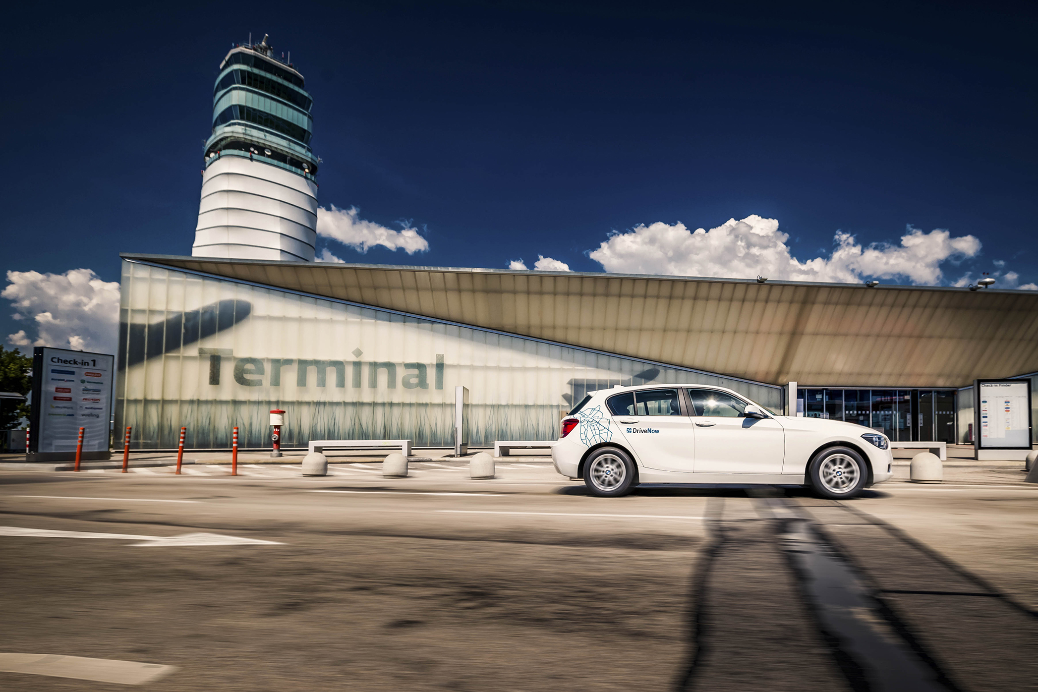 DriveNow BMW 1 vor dem Terminal 1A am Flughafen Wien-Schwechat