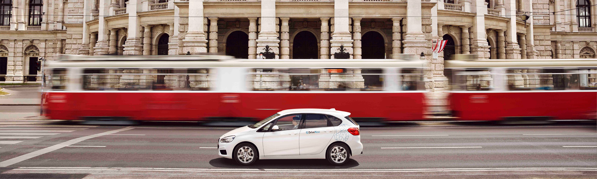 BMW 2er Active Tourer vor dem Wiener Burgtheater