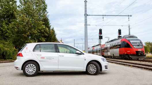 ÖBB Rail & Drive e-Golf mit ÖBB Zug