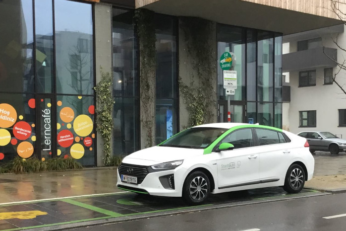 Hyuandai IONIC von Stadtauto am Stellplatz in der Seestadt, Wien Aspern